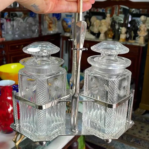 Foto de um(a) Antigo Raro Pote Porta Picles Em Cristal Prata Wmf Art Deco, da categoria de Garrafas, potes e jarros. WMF. Antigo e raro porta picles ou conservas em geral, com recipientes em finíssimo cristal alemão lapidados à mão,... Mostrado de uma perspectiva diferente. Vendido no marketplace Trésors.
