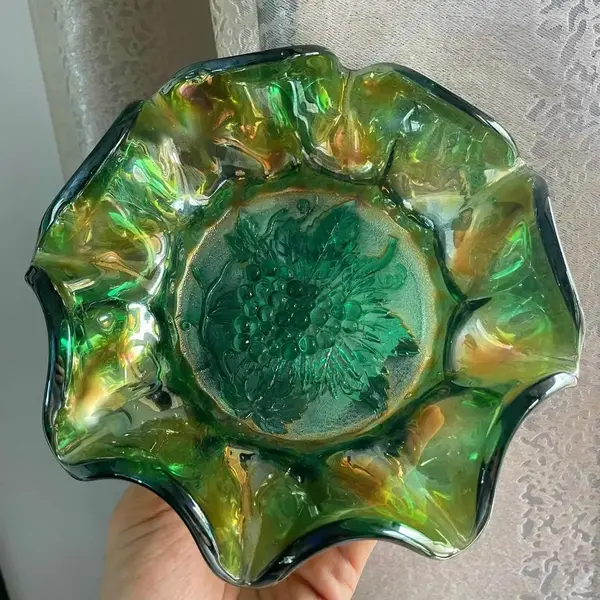 Foto de um(a) Antigo Raro Bowl Vidro Com Uralina Carnival Glass Northwood, da categoria de Centro de mesa. Uranium (contém uralina) Northwood Carnival Glass. Antigo bowl/centro de mesa em vidro artístico americano dito “Carnival... Mostrado de uma perspectiva diferente. Vendido no marketplace Trésors.