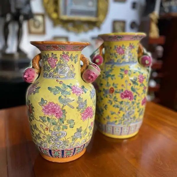 Foto de um(a) Antigo Raro Par Vaso Jarro Oriental Em Porcelana Japonesa, da categoria de Vasos. Antigo e especial par de vasos orientais em porcelana artística japonesa. Ricamente pintados à mão, decoração com flores e... Mostrado de uma perspectiva diferente. Vendido no marketplace Trésors.