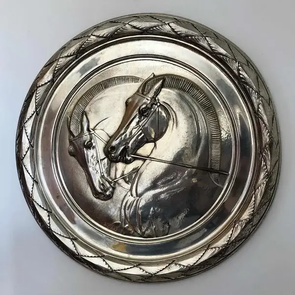 Foto de um(a) Antigo Quadro Medalhão Escultura De Parede Cavalos Em Prata, da categoria de Objetos de parede esculturais. T & B - W Silver. Antigo e importante medalhão artístico em metal espessurado a prata de ótima qualidade, com figuras de... Mostrado de uma perspectiva diferente. Vendido no marketplace Trésors.