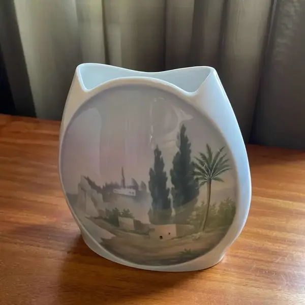Foto de um(a) Antigo Raro Vaso Jarro Art Deco Em Porcelana Alemã Kaestner, da categoria de Vasos. Kaestner. Antigo e raro vaso em porcelana artística alemã, linda decoração e um formato super diferente. Período Art... Mostrado de uma perspectiva diferente. Vendido no marketplace Trésors.