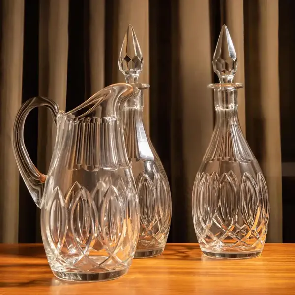 Foto de um(a) Antigo Conjunto Garrafa Licoreira Jarra Em Cristal Baccarat, da categoria de Garrafas, potes e jarros. Puro cristal francês ~ Baccarat ~Antigo e elegante conjunto com três peças para servir, sendo duas garrafas licoreiras e uma... Mostrado de uma perspectiva diferente. Vendido no marketplace Trésors.