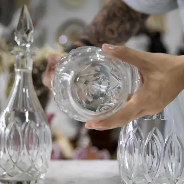 Foto de um(a) Antigo Conjunto Garrafa Licoreira Jarra Em Cristal Baccarat, da categoria de Garrafas, potes e jarros. Puro cristal francês ~ Baccarat ~Antigo e elegante conjunto com três peças para servir, sendo duas garrafas licoreiras e uma... Mostrado de uma perspectiva diferente. Vendido no marketplace Trésors.