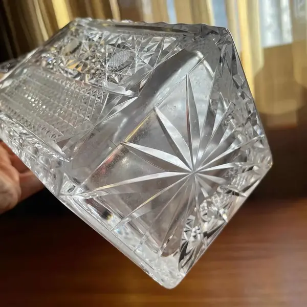 Foto de um(a) Antiga Garrafa Para Bebidas Whisky Cristal Tcheco Art Deco, da categoria de Garrafas. Antiga e majestosa garrafa em cristal Tcheco de excelente qualidade, lindo brilho natural, toda lapidada à mão. Meados do... Mostrado de uma perspectiva diferente. Vendido no marketplace Trésors.