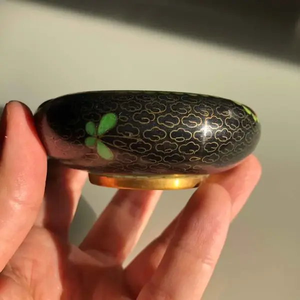 Foto de um(a) Antigo Trio De Cinzeiros Orientais Em Bronze Cloisonné, da categoria de Cinzeiros. Antigos e lindos cinzeiros orientais feitos à mão em Cloisonné. Decorados com flores e folhagens, com esmalte azul na parte... Mostrado de uma perspectiva diferente. Vendido no marketplace Trésors.