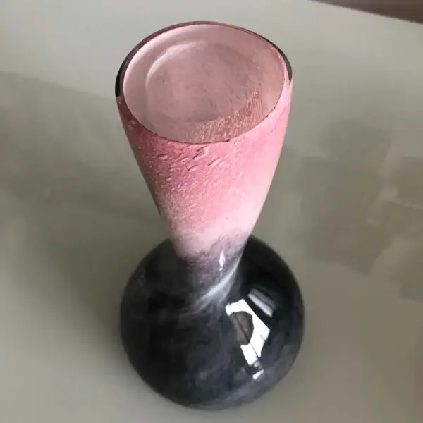 Foto de um(a) Antigo Lindo Jarro Vaso De Murano Italiano Feito À Mão, da categoria de Vasos. Lindo vaso em Murano italiano feito à mão. Peça imponente. Período Art Deco. Cores vivas e brilhantes, muito decorativo. ... Mostrado de uma perspectiva diferente. Vendido no marketplace Trésors.