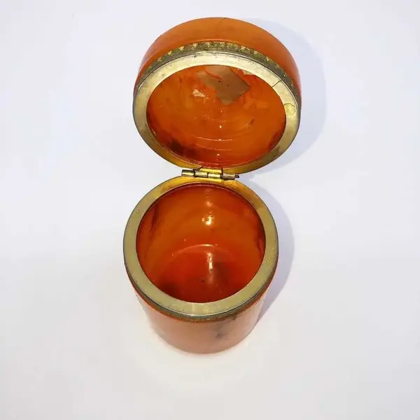 Foto de um(a) Antigo Conjunto Caixa Cigarreira Cinzeiro Alabastro Art Deco, da categoria de Cinzeiros. Genuine Alabaster - hand carved in Italy. Antigo conjunto de caixa cigarreira e 2 cinzeiros em legítimo alabastro italiano... Mostrado de uma perspectiva diferente. Vendido no marketplace Trésors.