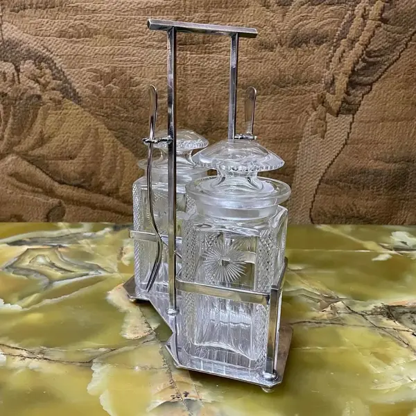 Foto de um(a) Antigo Raro Pote Porta Picles Em Cristal Prata Wmf Art Deco, da categoria de Garrafas, potes e jarros. WMF. Antigo e raro porta picles ou conservas em geral, com recipientes em finíssimo cristal alemão lapidados à mão,... Mostrado de uma perspectiva diferente. Vendido no marketplace Trésors.