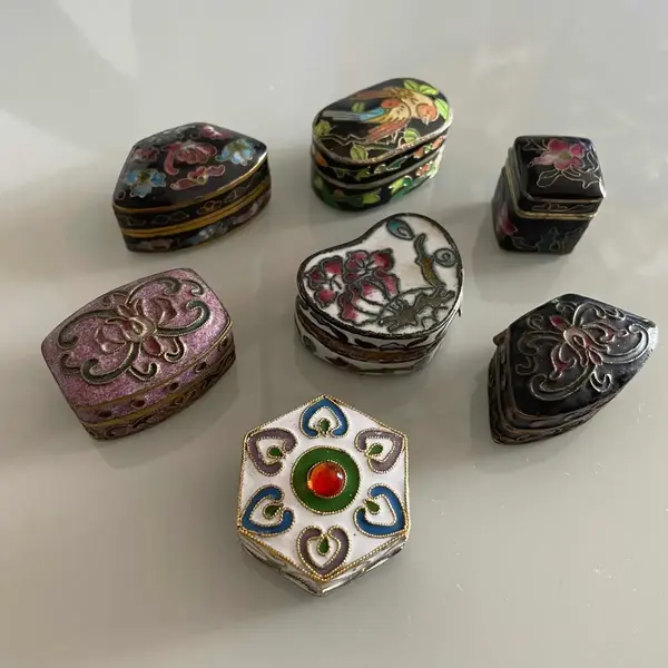 Foto de um(a) Antiga Rara Coleção Com 7 Caixinhas Em Metal Cloisonné, da categoria de Outros colecionáveis. Peças feitas à mão. Século XX.Muito decorativas e colecionares. Bem conversadas Medida da maior aproximadamente 4cm. Mostrado de uma perspectiva diferente. Vendido no marketplace Trésors.
