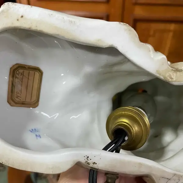 Foto de um(a) Antiga Escultura Abajur Leão Porcelana Italiana Capodimonte, da categoria de Abajures. Capodiomonte. Antigo e raro abajur no formato de leão com traços do período Art Deco, peça artística, feita à mão. Porcelana... Mostrado de uma perspectiva diferente. Vendido no marketplace Trésors.