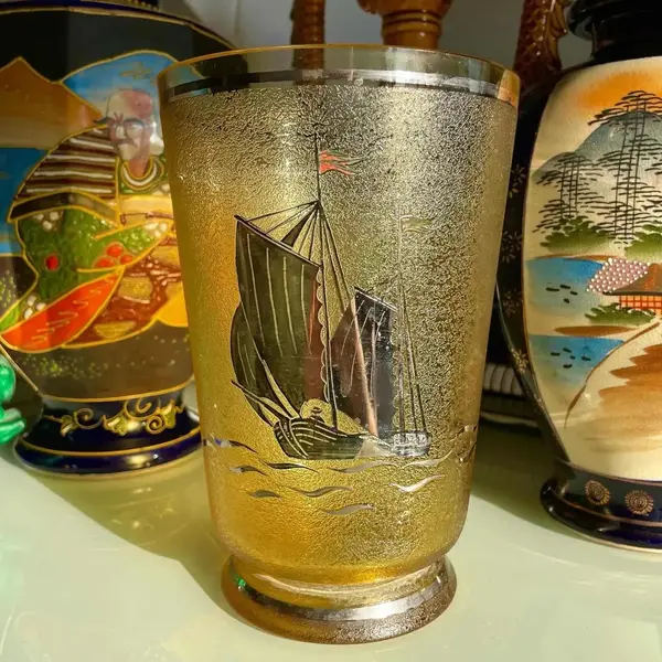 Foto de um(a) Antigo Vaso Art Deco Em Cristal Francês E Barco Em Prata, da categoria de Vasos. Antigo e super diferente vaso artístico em cristal francês, decoração marítima com barco feito à mão em folha de prata... Mostrado de uma perspectiva diferente. Vendido no marketplace Trésors.