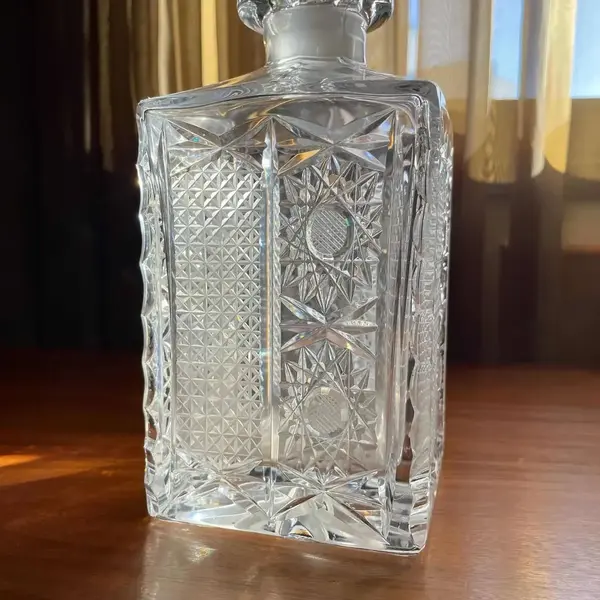 Foto de um(a) Antiga Garrafa Para Bebidas Whisky Cristal Tcheco Art Deco, da categoria de Garrafas. Antiga e majestosa garrafa em cristal Tcheco de excelente qualidade, lindo brilho natural, toda lapidada à mão. Meados do... Mostrado de uma perspectiva diferente. Vendido no marketplace Trésors.