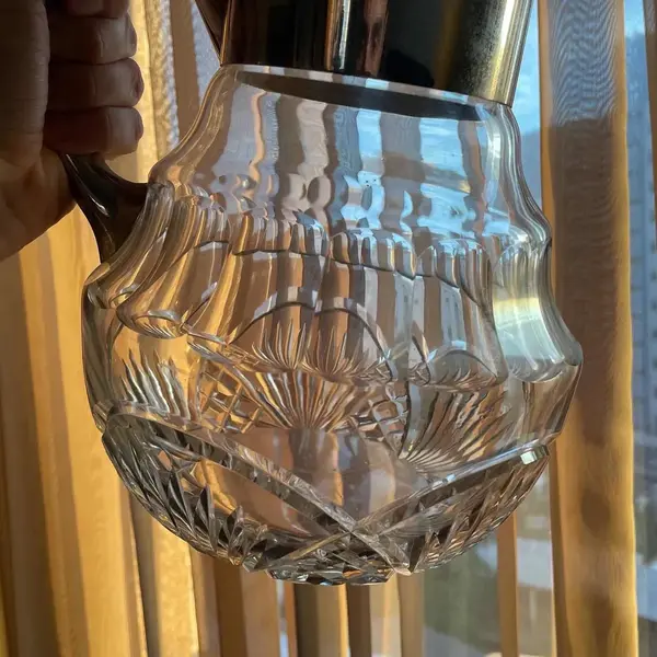 Foto de um(a) Antiga Rara Grande Jarra Refresqueira Art Deco Cristal E Wmf, da categoria de Jarros. WMF. Antiga e grande jarra refresqueira em cristal alemão ricamente lapidado à mão, bocal e alça em metal prateado da famosa... Mostrado de uma perspectiva diferente. Vendido no marketplace Trésors.