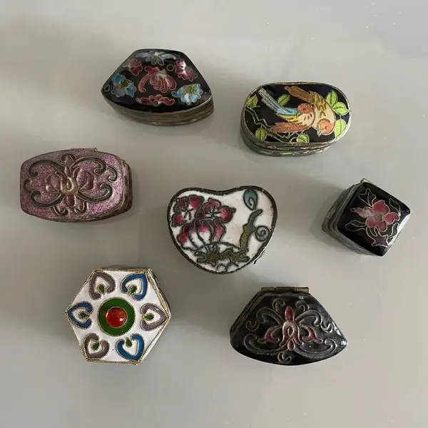 Foto de um(a) Antiga Rara Coleção Com 7 Caixinhas Em Metal Cloisonné, da categoria de Outros colecionáveis. Peças feitas à mão. Século XX.Muito decorativas e colecionares. Bem conversadas Medida da maior aproximadamente 4cm. Mostrado de uma perspectiva diferente. Vendido no marketplace Trésors.