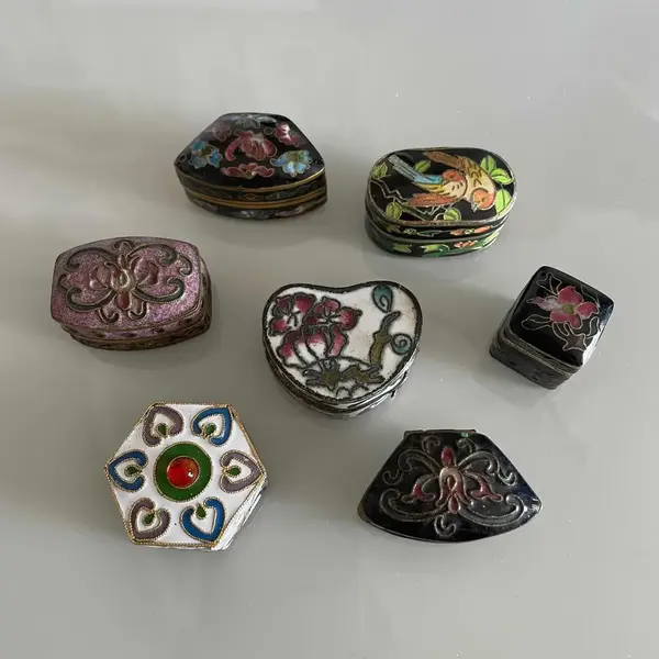 Foto de um(a) Antiga Rara Coleção Com 7 Caixinhas Em Metal Cloisonné, da categoria de Outros colecionáveis. Peças feitas à mão. Século XX.Muito decorativas e colecionares. Bem conversadas Medida da maior aproximadamente 4cm. Mostrado de uma perspectiva diferente. Vendido no marketplace Trésors.