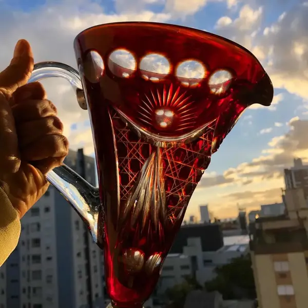 Foto de um(a) Antiga Jarra Em Cristal Baccarat Cor Vermelho Rubi Lapidado, da categoria de Jarros. Antiga jarra em cristal Baccarat na cor vermelho rubi, ricamente lapidado à mão, como uma jóia.Medidas 24x22cm. Mostrado de uma perspectiva diferente. Vendido no marketplace Trésors.