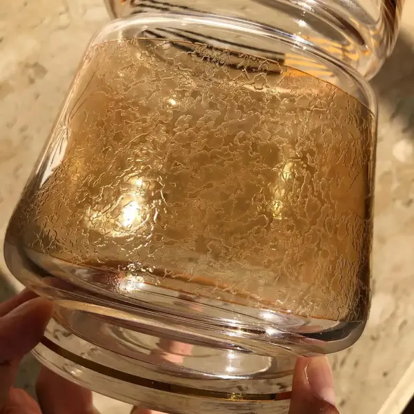 Foto de um(a) Antiga Caixa Biscoiteira Bomboniere Art Deco Cristal France, da categoria de Garrafas, potes e jarros. Antiga bomboniere, caixa biscoiteira em cristal lapidado à mão, linda decoração de folhas em relevo, acabamento com fios de... Mostrado de uma perspectiva diferente. Vendido no marketplace Trésors.