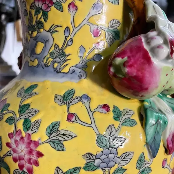 Foto de um(a) Antigo Raro Par Vaso Jarro Oriental Em Porcelana Japonesa, da categoria de Vasos. Antigo e especial par de vasos orientais em porcelana artística japonesa. Ricamente pintados à mão, decoração com flores e... Mostrado de uma perspectiva diferente. Vendido no marketplace Trésors.