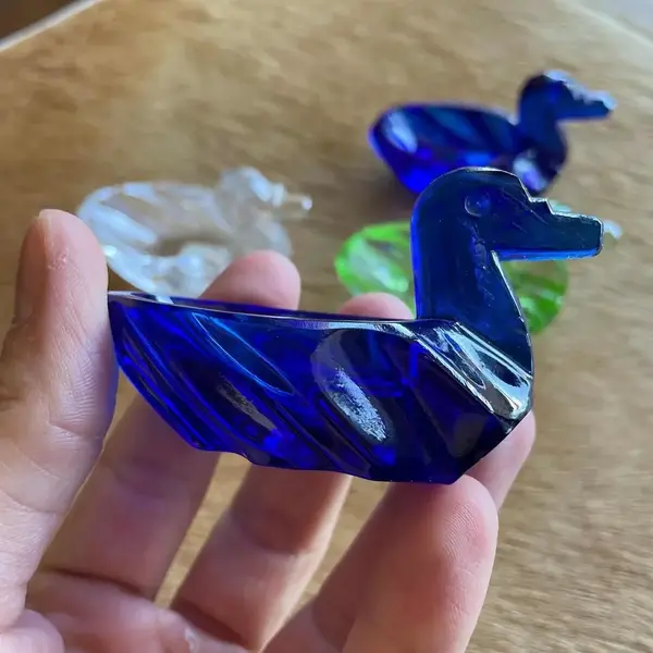 Foto de um(a) Antigo Conjunto Patinhos Saleiro Em Cristal Francês Baccarat, da categoria de Saleiros e pimenteiros. Baccarat. Coleção com 4 patinhos para temperos (sal e pimenta) em cristal francês da renomada manufatura Baccarat. Todas as... Mostrado de uma perspectiva diferente. Vendido no marketplace Trésors.