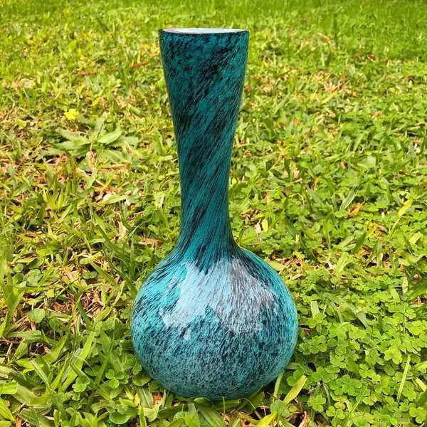 Foto de um(a) Antigo Jarro Vaso Solitário Em Murano Italiano Feito À Mão, da categoria de Vasos. Lindo vaso em Murano italiano feito à mão. Peça imponente. Período Art Deco. Cores vivas e brilhantes, muito decorativo. ... Mostrado de uma perspectiva diferente. Vendido no marketplace Trésors.