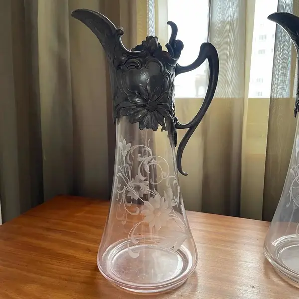 Foto de um(a) Antigo Raro Par De Jarras Claret Jug Cristal Art Nouveau Wmf, da categoria de Garrafas, potes e jarros. WMF. Antigo e raro par de grandes jarras Claret jug em cristal alemão lapidadas à mão, linda decoração floral em relevo.... Mostrado de uma perspectiva diferente. Vendido no marketplace Trésors.
