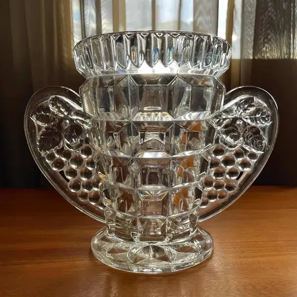 Foto de um(a) Antigo Raro Vaso Art Deco Em Vidro Tcheco Libochovice Glass, da categoria de Vasos. Libochovice Glass - Tchecoslováquia. Antigo e raro vaso em vidro artístico com incrível lapidação diamante e alças com... Mostrado de uma perspectiva diferente. Vendido no marketplace Trésors.