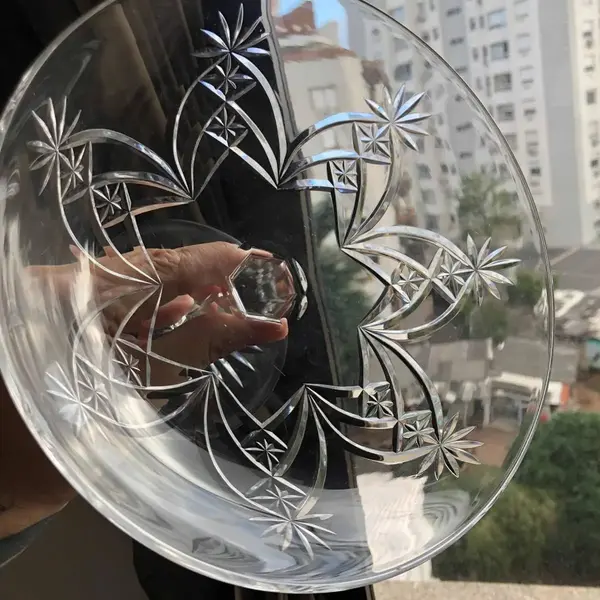 Foto de um(a) Antiga Fina Fruteira Centro De Mesa Cristal Francês Baccarat, da categoria de Fruteiras. Baccarat. Antiga e fina fruteira em cristal francês, toda lapidada à mão com linhas geométricas formando estrelas, o fundo... Mostrado de uma perspectiva diferente. Vendido no marketplace Trésors.