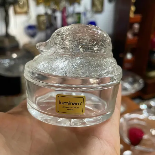 Foto de um(a) Antigas Caixinhas Art Deco Em Cristal Francês Luminarc, da categoria de Cestos e Caixas. Luminarc - Verrerie D’arques. France. Antigo e inusitado conjunto de 6 caixinhas em cristal francês, com decoração de porco... Mostrado de uma perspectiva diferente. Vendido no marketplace Trésors.