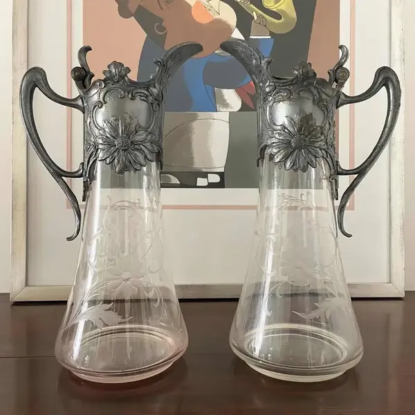 Foto de um(a) Antigo Raro Par De Jarras Claret Jug Cristal Art Nouveau Wmf, da categoria de Garrafas, potes e jarros. WMF. Antigo e raro par de grandes jarras Claret jug em cristal alemão lapidadas à mão, linda decoração floral em relevo.... Mostrado de uma perspectiva diferente. Vendido no marketplace Trésors.