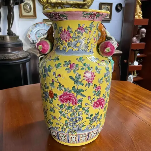 Foto de um(a) Antigo Raro Par Vaso Jarro Oriental Em Porcelana Japonesa, da categoria de Vasos. Antigo e especial par de vasos orientais em porcelana artística japonesa. Ricamente pintados à mão, decoração com flores e... Mostrado de uma perspectiva diferente. Vendido no marketplace Trésors.