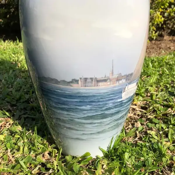Foto de um(a) Antigo Grande Jarro Vaso Art Deco Porcelana Royal Copenhagen, da categoria de Vasos. Royal Copenhagen. Antigo e grande vaso em porcelana artística Dinamarquesa, da famosa manufatura Royal Copenhagen.... Mostrado de uma perspectiva diferente. Vendido no marketplace Trésors.