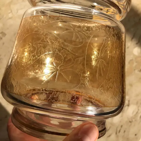 Foto de um(a) Antiga Caixa Biscoiteira Bomboniere Art Deco Cristal France, da categoria de Garrafas, potes e jarros. Antiga bomboniere, caixa biscoiteira em cristal lapidado à mão, linda decoração de folhas em relevo, acabamento com fios de... Mostrado de uma perspectiva diferente. Vendido no marketplace Trésors.