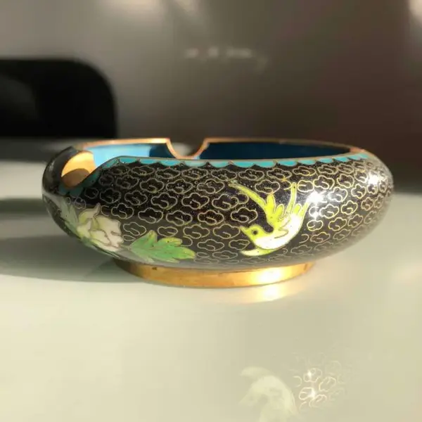 Foto de um(a) Antigo Trio De Cinzeiros Orientais Em Bronze Cloisonné, da categoria de Cinzeiros. Antigos e lindos cinzeiros orientais feitos à mão em Cloisonné. Decorados com flores e folhagens, com esmalte azul na parte... Mostrado de uma perspectiva diferente. Vendido no marketplace Trésors.