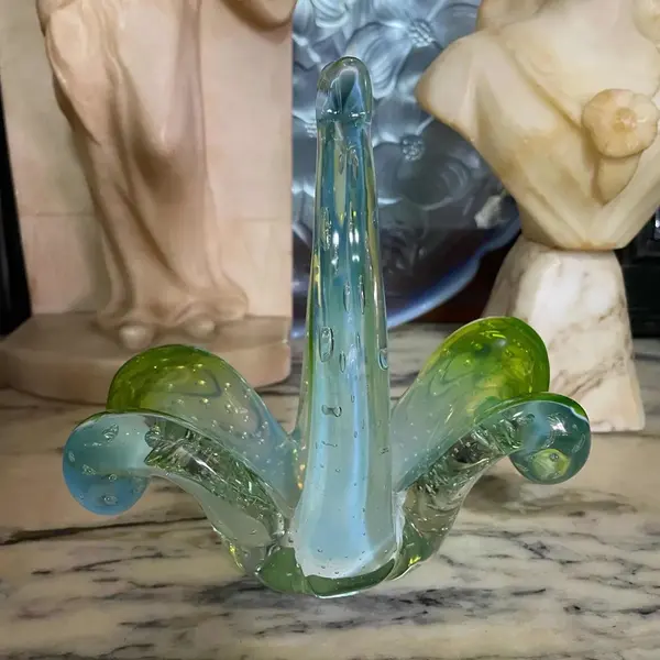 Foto de um(a) Antiga Cesta Decorativa Bowl Murano Italiano Opalescente, da categoria de Centro de mesa. Antiga cesta decorativa em legítimo Murano Italiano, cor verde rubi e detalhes opalescente, peça feita à mão. Período Art... Mostrado de uma perspectiva diferente. Vendido no marketplace Trésors.