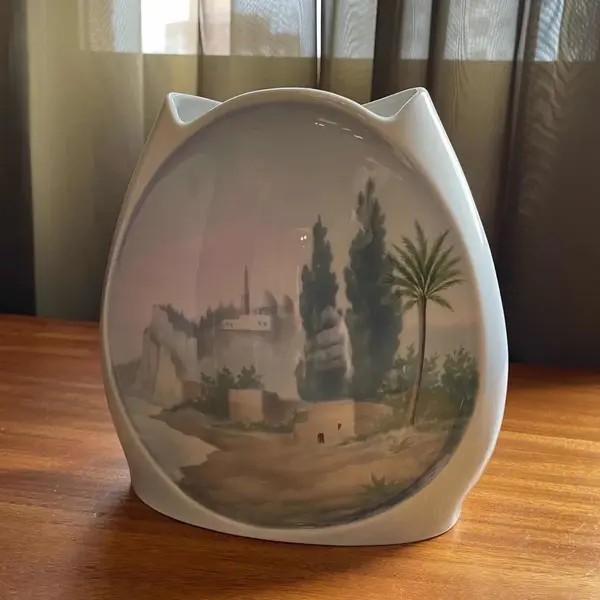 Foto de um(a) Antigo Raro Vaso Jarro Art Deco Em Porcelana Alemã Kaestner, da categoria de Vasos. Kaestner. Antigo e raro vaso em porcelana artística alemã, linda decoração e um formato super diferente. Período Art... Mostrado de uma perspectiva diferente. Vendido no marketplace Trésors.