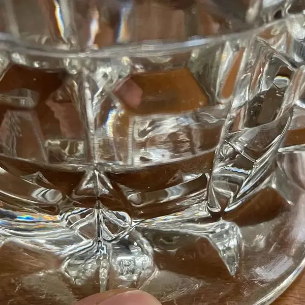 Foto de um(a) Antigo Raro Vaso Art Deco Em Vidro Tcheco Libochovice Glass, da categoria de Vasos. Libochovice Glass - Tchecoslováquia. Antigo e raro vaso em vidro artístico com incrível lapidação diamante e alças com... Mostrado de uma perspectiva diferente. Vendido no marketplace Trésors.