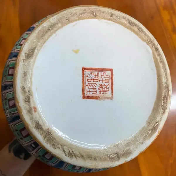 Foto de um(a) Antigo Raro Par Vaso Jarro Oriental Em Porcelana Japonesa, da categoria de Vasos. Antigo e especial par de vasos orientais em porcelana artística japonesa. Ricamente pintados à mão, decoração com flores e... Mostrado de uma perspectiva diferente. Vendido no marketplace Trésors.