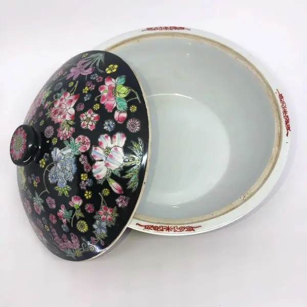 Foto de um(a) Antiga Caixa Sopeira Centro De Mesa Oriental Porcelana China, da categoria de Terrinas de sopa. Antiga e grande caixa oriental, pode ser uma sopeira ou centro de mesa. Em porcelana chinesa com belíssima decoração floral... Mostrado de uma perspectiva diferente. Vendido no marketplace Trésors.