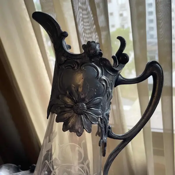 Foto de um(a) Antigo Raro Par De Jarras Claret Jug Cristal Art Nouveau Wmf, da categoria de Garrafas, potes e jarros. WMF. Antigo e raro par de grandes jarras Claret jug em cristal alemão lapidadas à mão, linda decoração floral em relevo.... Mostrado de uma perspectiva diferente. Vendido no marketplace Trésors.