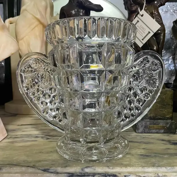 Foto de um(a) Antigo Raro Vaso Art Deco Em Vidro Tcheco Libochovice Glass, da categoria de Vasos. Libochovice Glass - Tchecoslováquia. Antigo e raro vaso em vidro artístico com incrível lapidação diamante e alças com... Mostrado de uma perspectiva diferente. Vendido no marketplace Trésors.