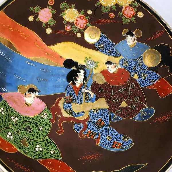 Foto de um(a) Antigo Grande Bowl Centro De Mesa Porcelana Japonesa Satsuma, da categoria de Travessas e tigelas. Satsuma. Antigo e grande bowl, lindo para um centro de mesa, em porcelana japonesa Satsuma Imperial. Pintura feita à mão em... Mostrado de uma perspectiva diferente. Vendido no marketplace Trésors.