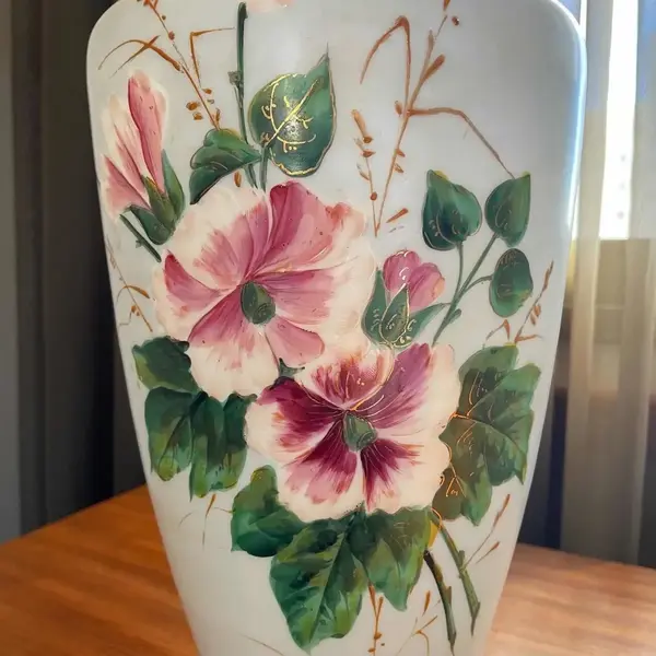Foto de um(a) Antigo Raro Par De Vasos Em Opalina Francesa Art Nouveau, da categoria de Vasos. Antigo e raro par de vasos artísticos em opalina francesa, cor azul bebê, decoração floral pintada à mão. Peças imponentes e... Mostrado de uma perspectiva diferente. Vendido no marketplace Trésors.