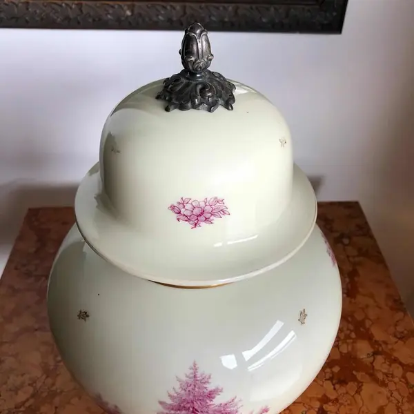 Foto de um(a) Antigo Raro Potiche Em Porcelana Alemã Rosenthal, da categoria de Vasos e recipientes. Rosenthal. Antigo potiche em porcelana artística alemã, da renomada manufatura Rosenthal, uma das melhores porcelanas do... Mostrado de uma perspectiva diferente. Vendido no marketplace Trésors.