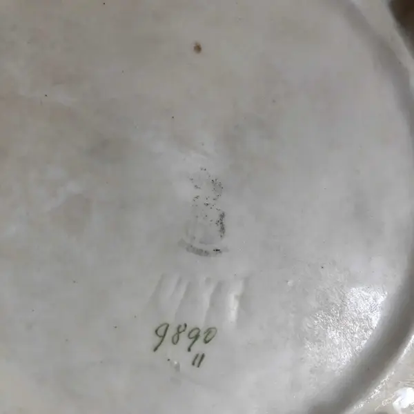 Foto de um(a) Antigo Vaso Centro De Mesa Art Nouveau Faiança Austríaca, da categoria de Vasos. Antigo vaso, centro de mesa Art Nouveau em faiança austríaca, linda e delicada decoração com corujas e folhas. Início do... Mostrado de uma perspectiva diferente. Vendido no marketplace Trésors.