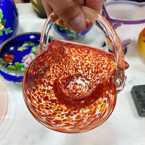 Foto de um(a) Antiga Cesta Decorativa Em Murano Italiano Vermelho Rubi, da categoria de Cestos e Caixas. Antiga cesta decorativa em Murano italiano translúcido com rajados vermelho rubi. Feita à mão. Período Art Deco. Altura... Mostrado de uma perspectiva diferente. Vendido no marketplace Trésors.