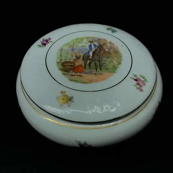 Foto de um(a) Antiga Pozeira Caixa Porta Jóias Porcelana Alemã Bavaria, da categoria de Cestos e Caixas. Bavaria - Schumann Arzberg. Antiga e linda pozeira, caixa porta jóias em porcelana artística alemã, decoração floral, com... Mostrado de uma perspectiva diferente. Vendido no marketplace Trésors.