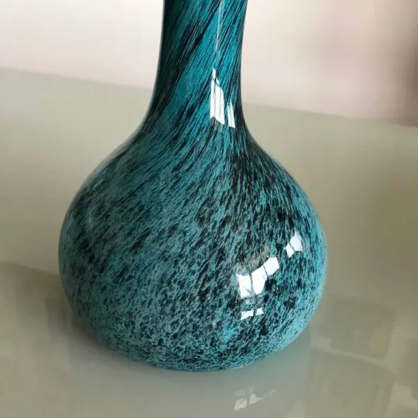 Foto de um(a) Antigo Jarro Vaso Solitário Em Murano Italiano Feito À Mão, da categoria de Vasos. Lindo vaso em Murano italiano feito à mão. Peça imponente. Período Art Deco. Cores vivas e brilhantes, muito decorativo. ... Mostrado de uma perspectiva diferente. Vendido no marketplace Trésors.