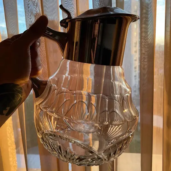 Foto de um(a) Antiga Rara Grande Jarra Refresqueira Art Deco Cristal E Wmf, da categoria de Jarros. WMF. Antiga e grande jarra refresqueira em cristal alemão ricamente lapidado à mão, bocal e alça em metal prateado da famosa... Mostrado de uma perspectiva diferente. Vendido no marketplace Trésors.