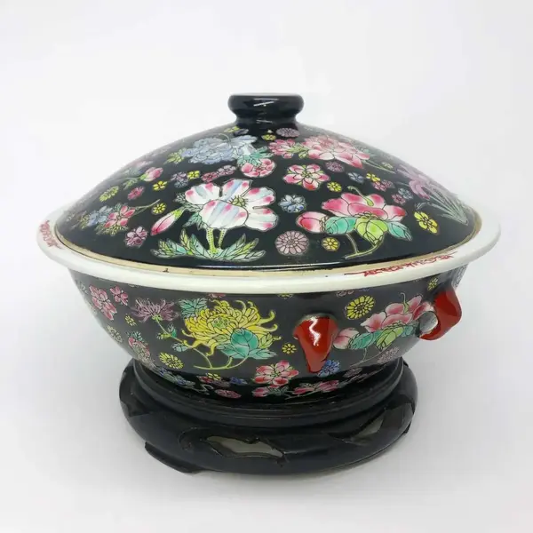 Foto de um(a) Antiga Caixa Sopeira Centro De Mesa Oriental Porcelana China, da categoria de Terrinas de sopa. Antiga e grande caixa oriental, pode ser uma sopeira ou centro de mesa. Em porcelana chinesa com belíssima decoração floral... Mostrado de uma perspectiva diferente. Vendido no marketplace Trésors.