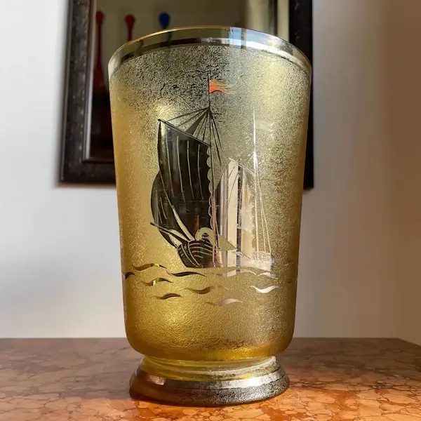 Foto de um(a) Antigo Vaso Art Deco Em Cristal Francês E Barco Em Prata, da categoria de Vasos. Antigo e super diferente vaso artístico em cristal francês, decoração marítima com barco feito à mão em folha de prata... Mostrado de uma perspectiva diferente. Vendido no marketplace Trésors.